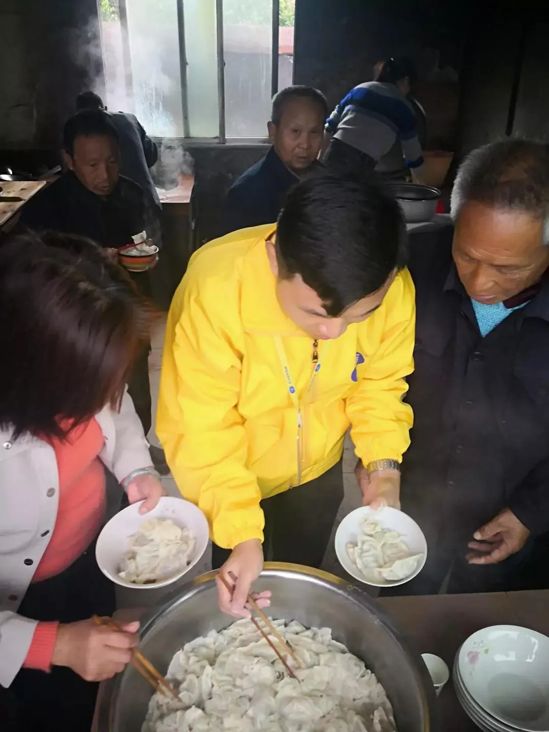 为敬老院老人分餐